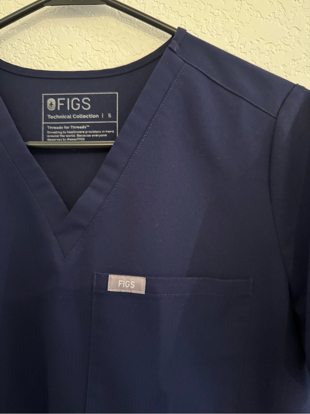 FIGS Women’s Catarina One Pocket Scrub Top Navy - Picture 2 of 4